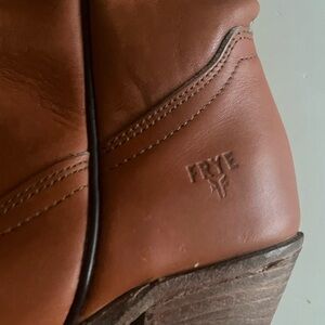 Women’s size 7 frye boots good condition